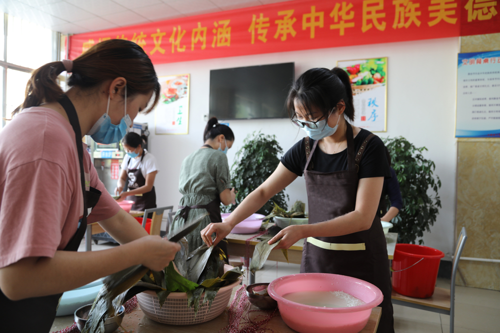 端午节包粽子 041.JPG